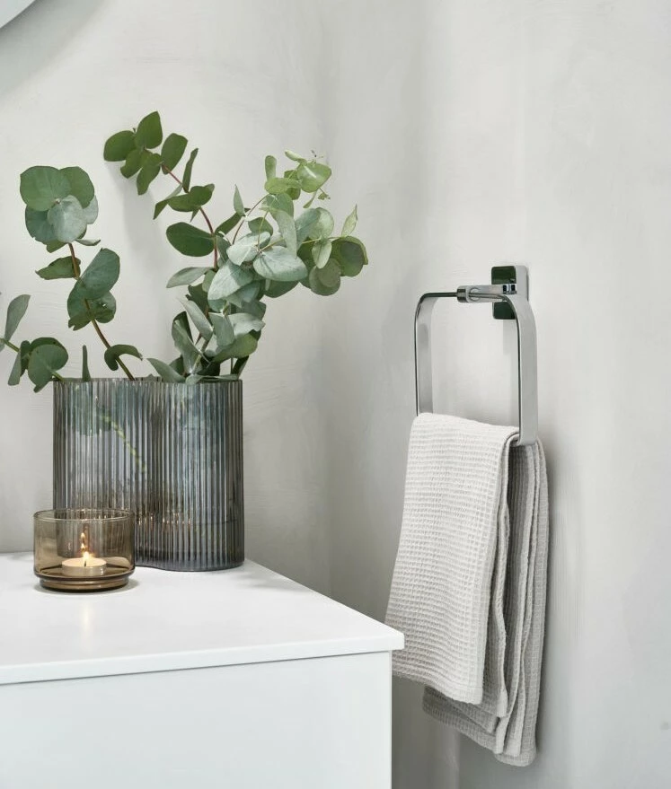 smedbo shop 14 smedbo shop -smedbo shop Smedbo handduksring OK344 upphangd vid kommod bredvid yyth 1