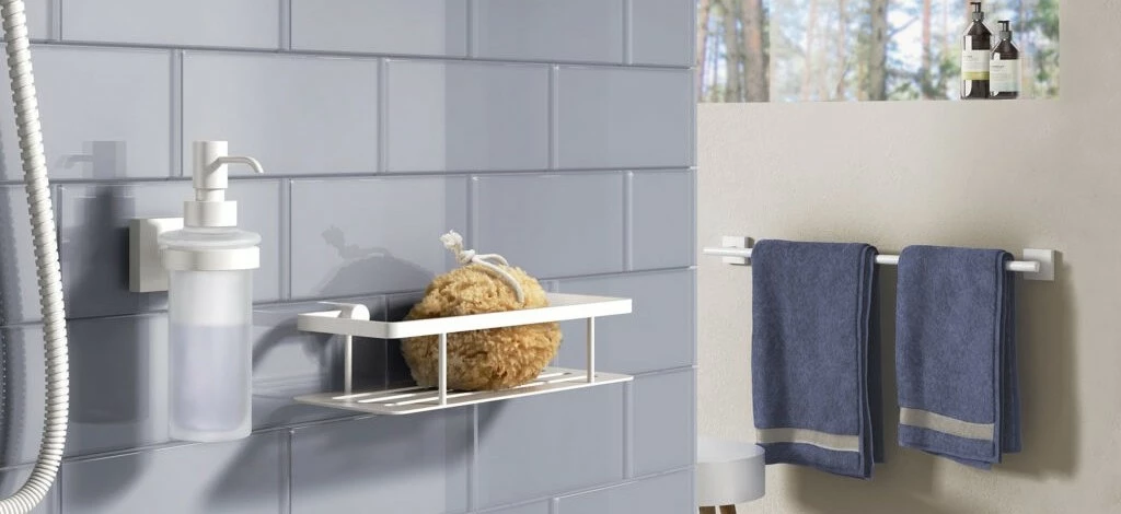 smedbo shop 1 smedbo shop -smedbo shop Smedbo house i mattvit uppsatt i ljuslila badrum 2
